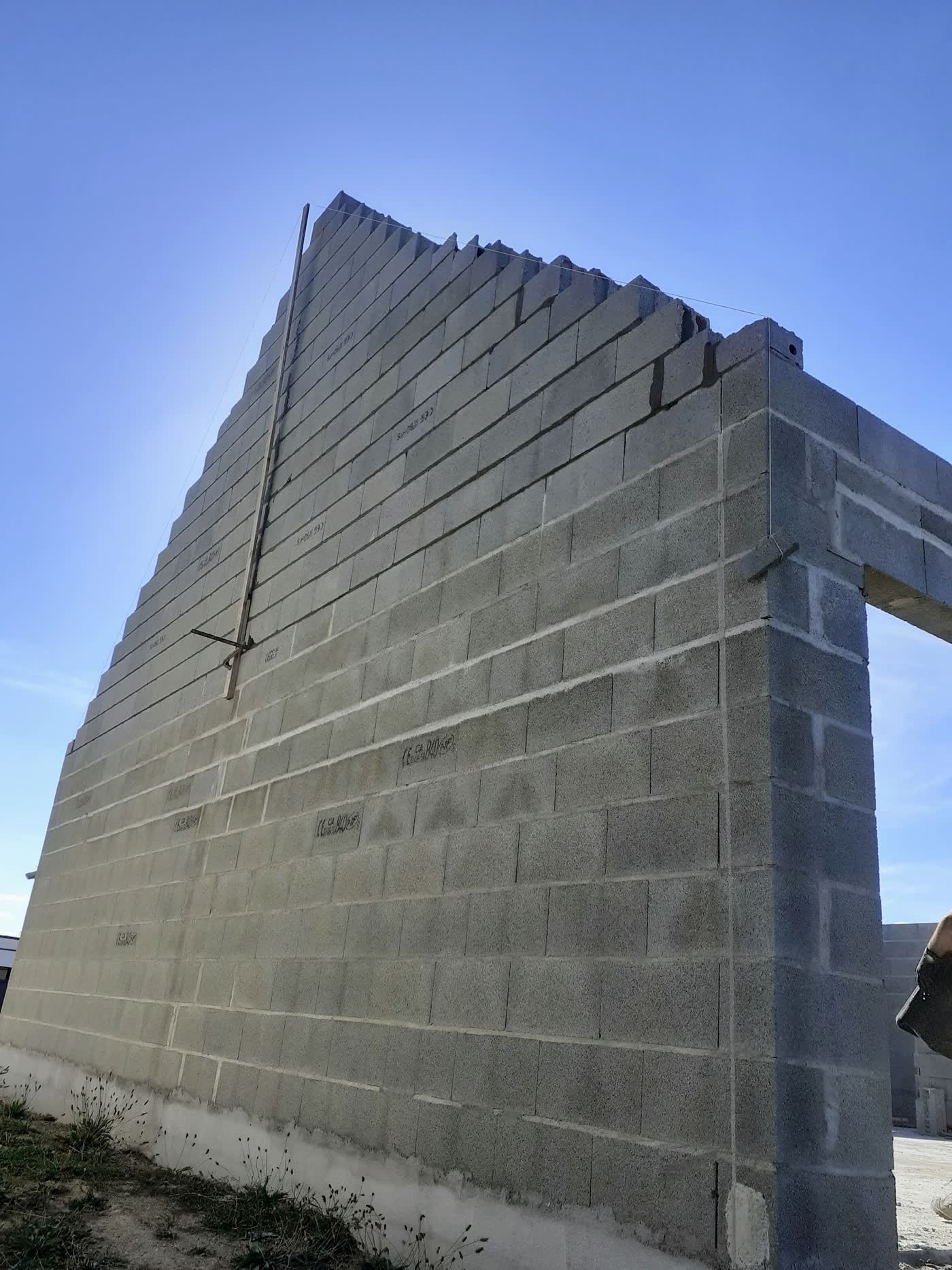 Élévation d'un mur en parpaing sur un chantier de gros œuvre à Angers