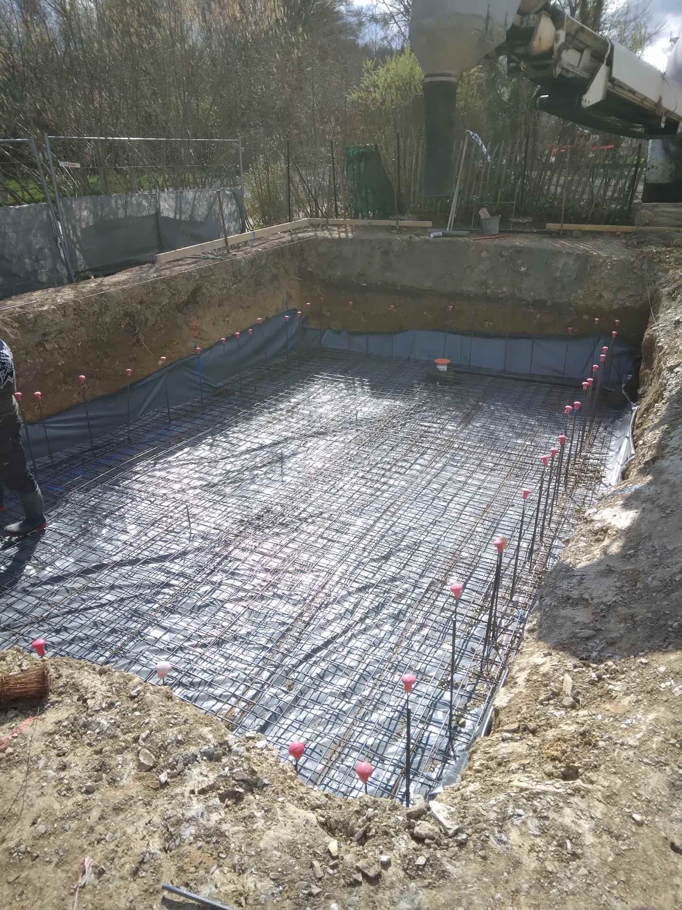 Ferraillage et étanchéité avant coulage d'une piscine à Angers