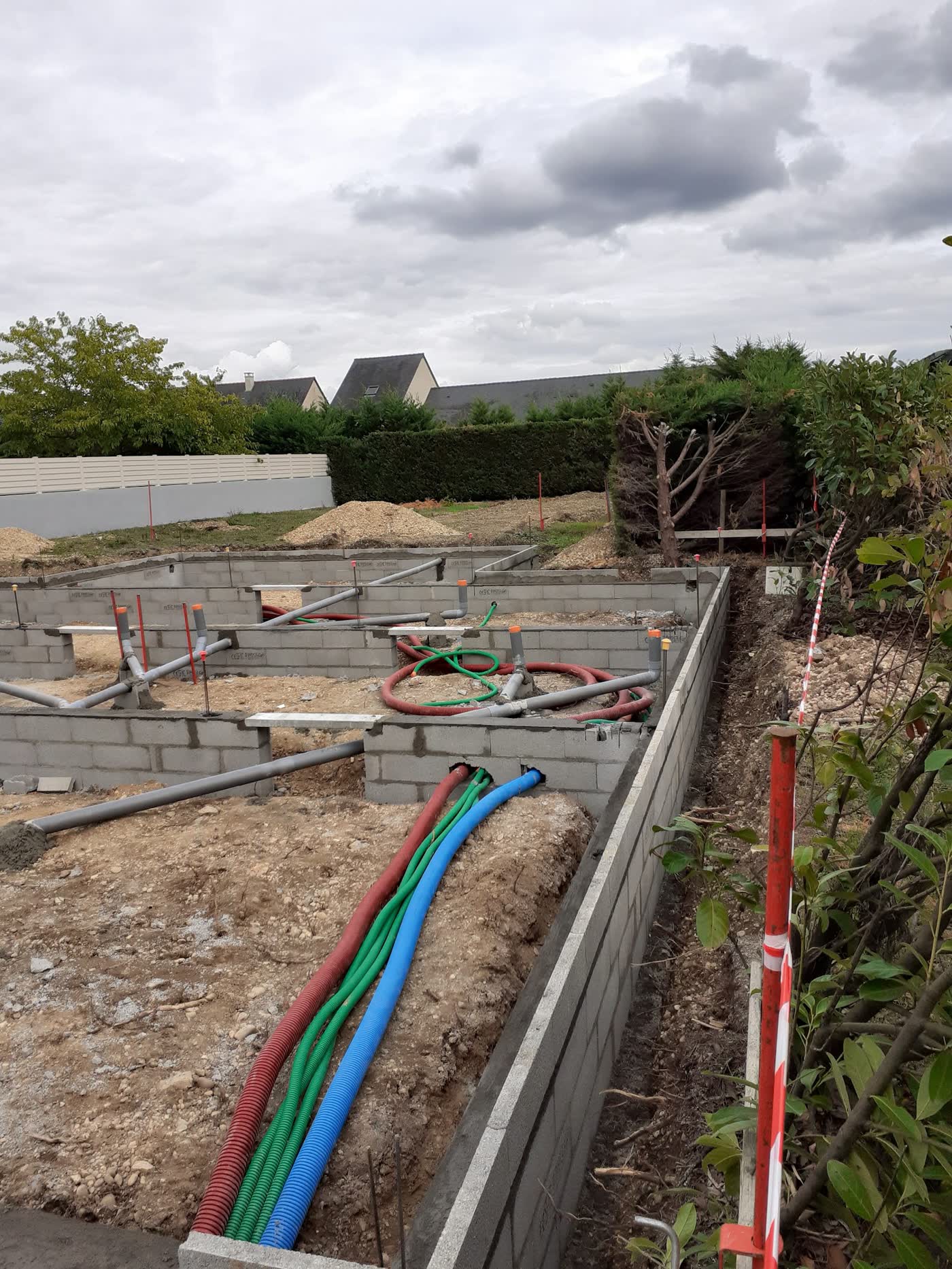 Réseaux enterrés avant remblaiement sur un chantier de construction de maison à Angers